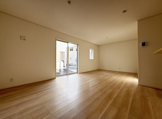 【居間・リビング】 | 朝霞市宮戸3丁目　新築一戸建住宅　全16棟　(志木本店) | 独立型のLDKはリビングの音や声が2階に響きにくいのでテレワークやお子様の勉強も捗ります。