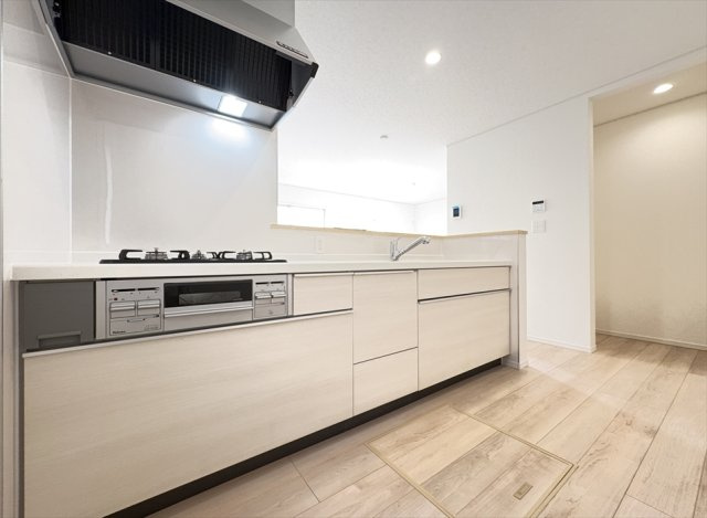 【キッチン】 | 朝霞市宮戸3丁目　新築一戸建住宅　全16棟　(志木本店) | キッチンからリビングが見渡せる対面キッチン。お料理をしながらお子様の様子を見守ることができます。