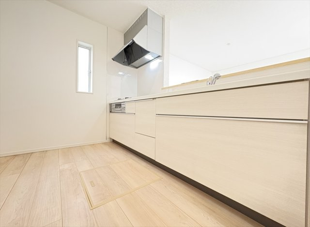 【キッチン】 | 朝霞市宮戸3丁目　新築一戸建住宅　全16棟　(志木本店) | 奥に入ってる物もサッと取り出しやすいスライド収納は奥まで一目で確認できるので調味料などの在庫管理にも便利です。