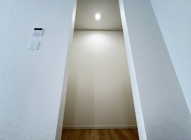 【キッチン】 | 朝霞市宮戸3丁目　新築一戸建住宅　全16棟　(志木本店) | 扉がないので湿気がこもりにくいオープンパントリー。食品や調理器具もまとめて保管できるのでキッチン回りがスッキリします。