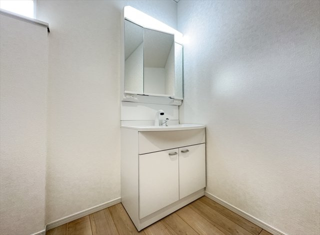 【独立洗面台】 | 朝霞市宮戸3丁目　新築一戸建住宅　全16棟　(志木本店) | 三面鏡洗面化粧台は収納部分を鏡が隠してくれますので、スッキリと収納が出来ます。三面鏡は多角的にチェックできるのでヘアアレンジやメイクもスムーズに行えます。