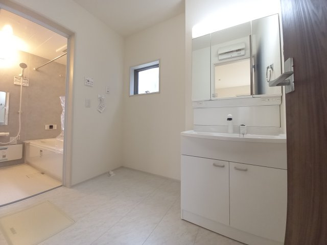 【いわき市常磐関船町1期／限定1棟】◆選べる豪華家電キャンペーン実施中♪◆ の独立洗面台|◆洗面所の写真です◆　洗面台は朝をすっきりさせてくれる空間としては大切な空間です。バタバタしている忙しい朝でも収納が多い洗面台では短い時間で効率良く支度ができます。