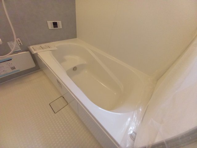 【いわき市常磐関船町1期／限定1棟】◆選べる豪華家電キャンペーン実施中♪◆ の浴室|◆ユニットバスの写真です◆　バリアフリー設計なので、小さなお子様からご年配の方まで安心して入浴することができます。　ご家族それぞれの生活リズムに合わせて、いつでも温かいお風呂に入れます。