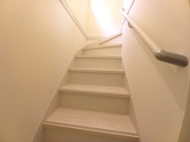 【いわき市常磐関船町1期／限定1棟】◆選べる豪華家電キャンペーン実施中♪◆ の内装|◆階段の写真です◆　窓から日が差して足元がしっかり確認できますね♪
さりげなく光があふれ、階段全体を柔らかく照らしています。



