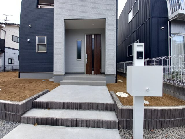 【いわき市常磐関船町1期／限定1棟】◆選べる豪華家電キャンペーン実施中♪◆ の玄関|◆玄関の写真です◆
お洒落な玄関は気分が良いですね♪広々とした玄関になっております。　ご両親やお友達が来ても、靴の置き場に困ることはありません。収納力たっぷりで、整理整頓も楽ちんですね。

