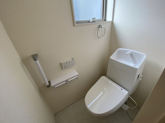 【いわき市常磐関船町1期／限定1棟】◆選べる豪華家電キャンペーン実施中♪◆ のトイレ|◆トイレの写真です◆
便器にフチがないので汚れが隠れて見えない部分がありません。 お手入れがとってもラクラクです♪　一階、二階にそれぞれトイレがございますので、ご家族の多い方でも安心ですね♪
