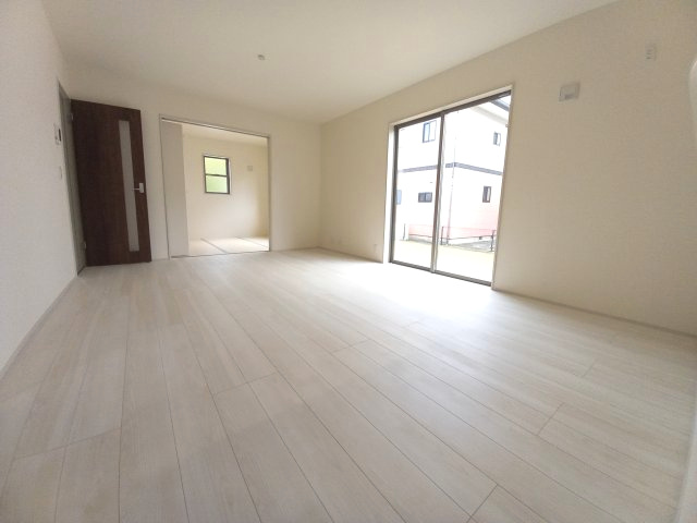 【いわき市常磐関船町1期／限定1棟】◆選べる豪華家電キャンペーン実施中♪◆ の居間・リビング|◆リビング写真です◆木の温もりがやさしいフローリングは安らぎをもたらすプライベート空間♪大きな窓のあるリビングは、陽光あふれる明るく居心地も良くご家族皆がゆったり寛げる憩いの空間となりそうです
