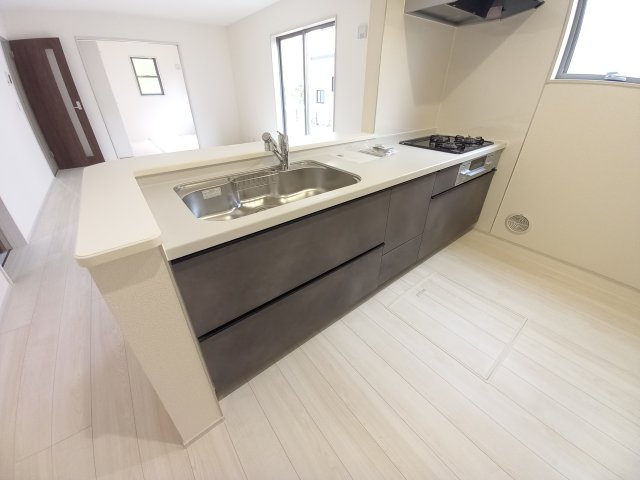 【いわき市常磐関船町1期／限定1棟】◆選べる豪華家電キャンペーン実施中♪◆ のキッチン|◆キッチンの写真です◆　デザイン性と機能性を兼ね備えたキッチンです。　収納力も大満足◎　対面式キッチンは、家族の会話が途切れませんね♪


