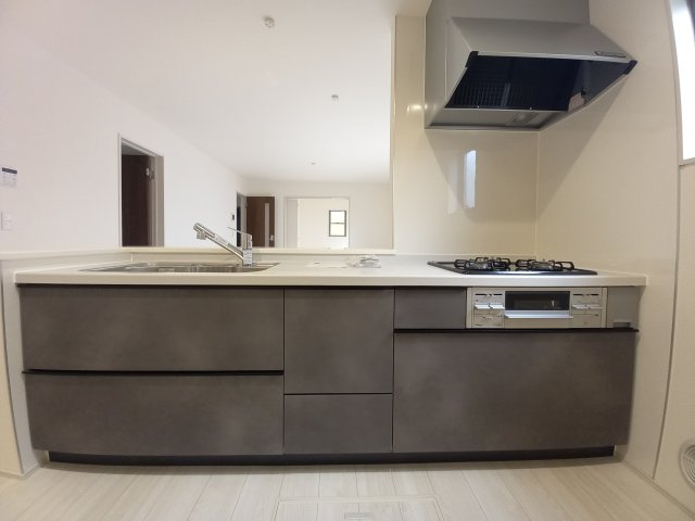 【いわき市常磐関船町1期／限定1棟】◆選べる豪華家電キャンペーン実施中♪◆ のキッチン|◆キッチンの写真です◆　デザイン性と機能性を兼ね備えたキッチンです。　収納力も大満足◎　対面式キッチンは、家族の会話が途切れませんね♪


