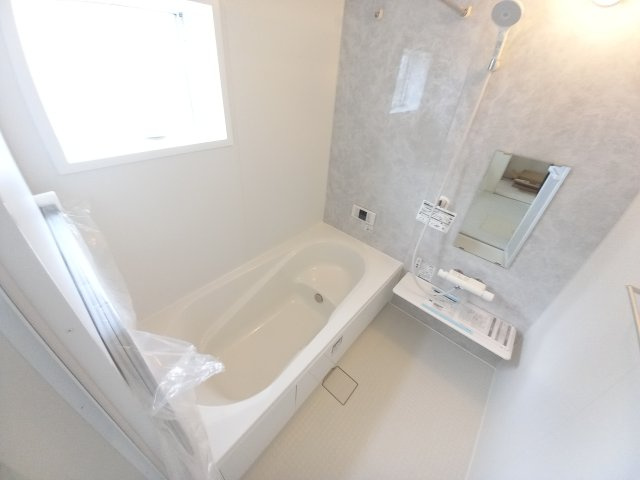 10/27価格変更【いわき市内郷高坂町2丁目／2号棟】　生活応援プレゼントキャンペーン実施中！の浴室|◆ユニットバスの写真です◆　フルオート機能で、時間帯を気にせず、家族全員が暖かい湯船に浸かることができます。　一日の疲れを癒してくれそうですね♪