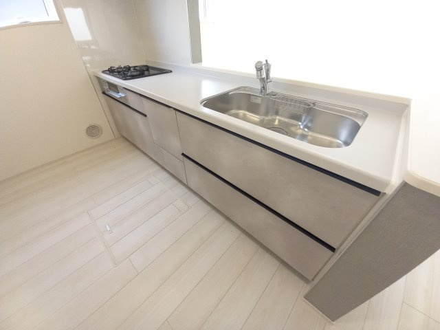 10/27価格変更【いわき市内郷高坂町2丁目／2号棟】　生活応援プレゼントキャンペーン実施中！のキッチン|◆◆キッチンの写真です◆　デザイン性と機能性を兼ね備えたキッチンです。　収納力も大満足◎　対面式キッチンは、家族の会話が途切れませんね♪


