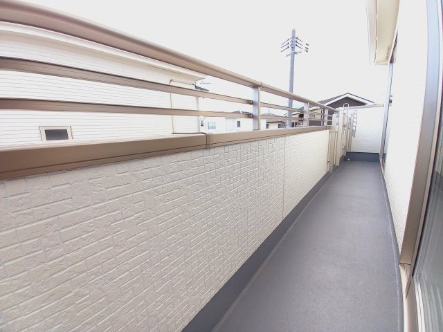 ◇泉町下川　3期　全5棟　1号棟　新生活応援キャンペーン実施中◇のバルコニー|同施工◆バルコニーの写真です◆　
洗濯物から布団まで一度にたくさん干せて便利です♪
眺めのよいバルコニーで、あなただけのリラックスタイムを☆
