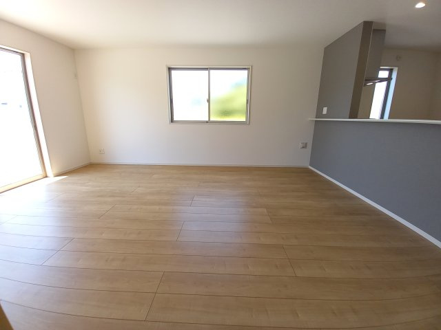 ◇泉町下川　3期　全5棟　1号棟　新生活応援キャンペーン実施中◇の居間・リビング|同施工◆居室の写真です◆　柔らかい陽光が差し込む明るいお部屋を演出☆　使い勝手の良い間取りなので、ご家族の状況の変化にも耐えられますね。


