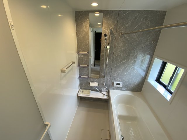 ◇住宅ローン相談OK♪【錦町花ノ井　2号棟】人気家電プレゼント中◇の浴室|◆2号棟現地写真です◆　洗い場カウンターは、大型で、楽な姿勢で洗面器がお使いいただけます。洗い場の床は、乾きやすく、滑りにくい快適仕様♪さらに、クリーン床なので水はけがよく、カビの発生を軽