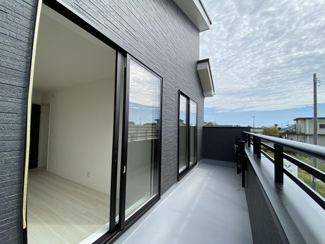 ◇住宅ローン相談OK♪【錦町花ノ井　2号棟】人気家電プレゼント中◇のバルコニー|◆2号棟現地写真です◆　
洗濯物から布団まで一度にたくさん干せて便利です♪
眺めのよいバルコニーで、あなただけのリラックスタイムを☆