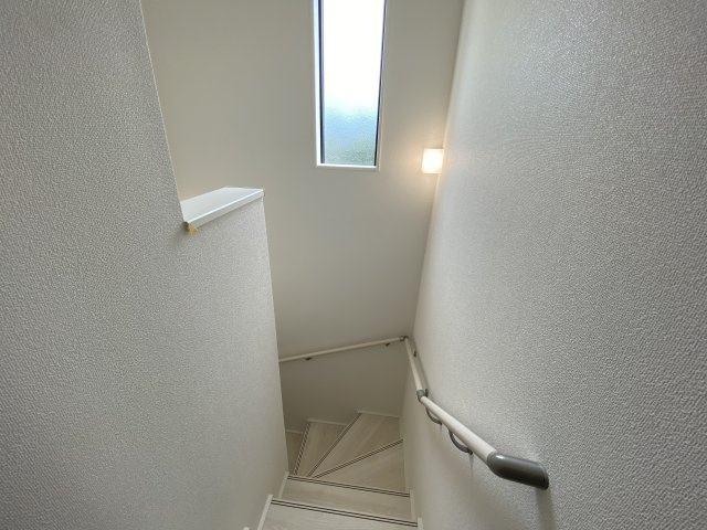 ◇住宅ローン相談OK♪【錦町花ノ井　2号棟】人気家電プレゼント中◇のその他|◆2号棟現地写真です◆　
階段は家族がほぼ毎日通る動線の為、安全上の配慮が必要です！
階段は手すり付きなので、小さなお子様からご年配の方まで安心ですね♪