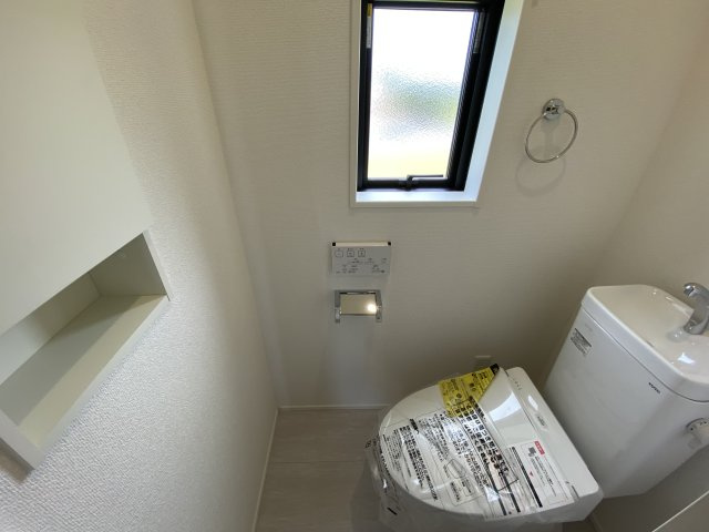 ◇住宅ローン相談OK♪【錦町花ノ井　2号棟】人気家電プレゼント中◇のトイレ|◆2号棟現地写真です◆　便器にフチがないので汚れが隠れて見えない部分がありません。 お手入れがとってもラクラクです♪