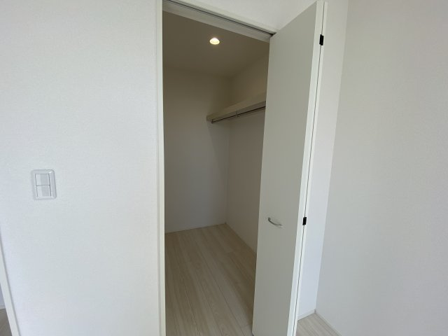 ◇住宅ローン相談OK♪【錦町花ノ井　2号棟】人気家電プレゼント中◇の玄関|◆2号棟現地写真です◆　季節物の家電やアウトドア用品、衣類や寝具など様々な物の収納に便利なウォークインクローゼットです♪