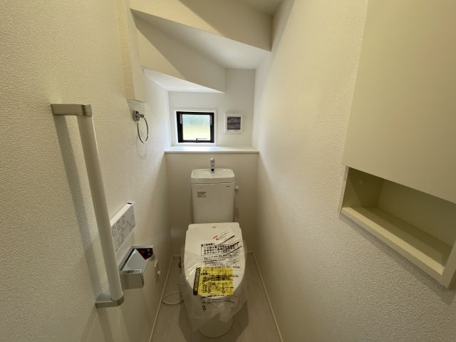 ◇住宅ローン相談OK♪【錦町花ノ井　2号棟】人気家電プレゼント中◇のトイレ|◆2号棟現地写真です◆　
便器にフチがないので汚れが隠れて見えない部分がありません。 お手入れがとってもラクラクです♪　一階、二階にそれぞれトイレがございますので、ご家族の多い方でも安心ですね♪