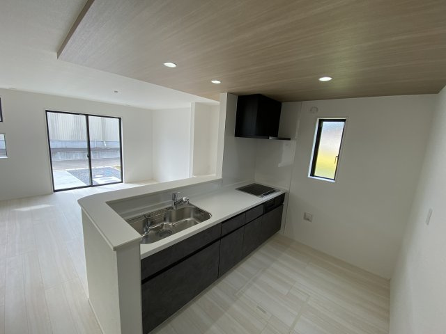 ◇住宅ローン相談OK♪【錦町花ノ井　2号棟】人気家電プレゼント中◇のキッチン|◆2号棟現地写真です◆　対面式キッチンは、リビングの様子を見ながらお料理出来るので、お食事の準備をしながらご家族との会話を楽しめます☆
小さなお子様がいらっしゃる方は、安心してお料理出来ますね