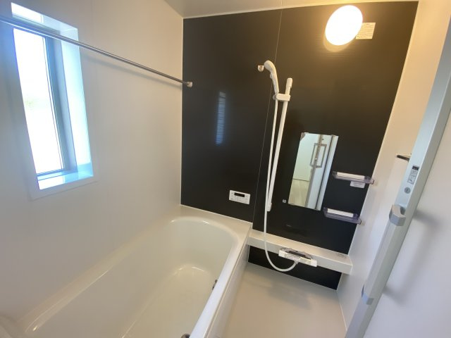 【いわき市内郷小島町第2】　新築戸建　2号棟　※必ずもらえる選べるキャンペーン実施中！の浴室|同施工　■□■ユニットバスの写真です■□■　高断熱浴槽なので、温めたお湯の熱を逃がしにくくし、しっかり断熱してくれるので、入浴の時間帯がバラバラでも安心ですね♪