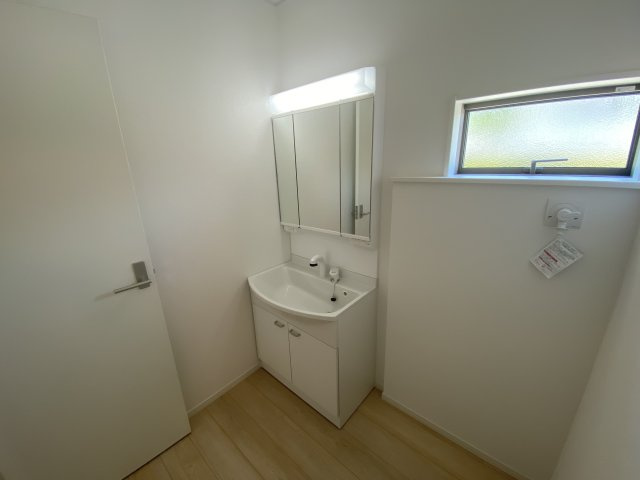【いわき市内郷小島町第2】　新築戸建　2号棟　※必ずもらえる選べるキャンペーン実施中！の独立洗面台|同施工　■□■洗面所の写真です■□■　使い勝手の良い洗面台は、奥様の身支度の時間も楽しくなりそうですね。
