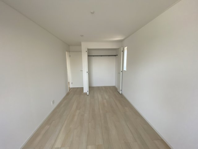 【いわき市内郷小島町第2】　新築戸建　2号棟　※必ずもらえる選べるキャンペーン実施中！の洋室|同施工　■□■居室の写真です■□■　
木の温もりがナチュラルでくつろげる空間ですね。