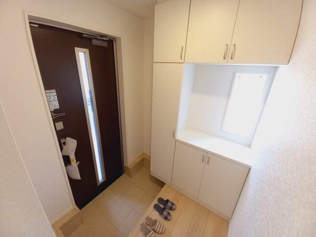 【いわき市内郷小島町第2】　新築戸建　2号棟　※必ずもらえる選べるキャンペーン実施中！の玄関|同施工　◆玄関の写真です◆
お洒落な玄関からの外出は気分が良いですね♪　　玄関床タイルは、掃除がしやすく、表面はノンスリップ仕上なので、雨の日 もすべりにくくて安心です。




