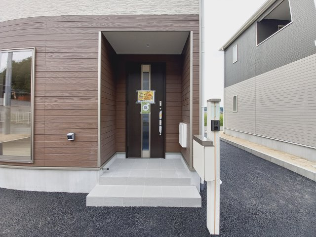 【いわき市内郷小島町第2】　新築戸建　2号棟　※必ずもらえる選べるキャンペーン実施中！の玄関|同施工　◆玄関の写真です◆
家族の帰りを待ち、訪れる方を優しく迎える。
そんな安らぎに満ちた生活空間にピッタリの玄関ですね♪（＾＾）
