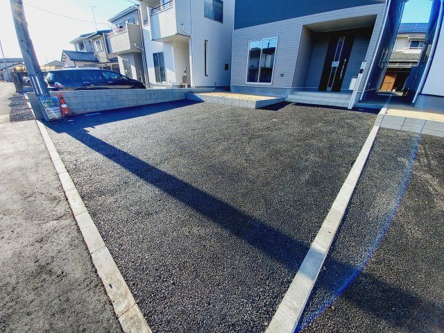 【いわき市内郷小島町第2】　新築戸建　2号棟　※必ずもらえる選べるキャンペーン実施中！の駐車場|同施工　◆カースペースの写真です◆
陽当りの良い駐車場は週末の洗車も快適です♪お車の他にも、自転車をとめられそうなスペースもございます。
