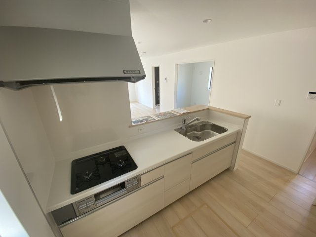 【いわき市内郷小島町第2】　新築戸建　2号棟　※必ずもらえる選べるキャンペーン実施中！のキッチン|同施工■□■キッチンの写真です■□■　対面式キッチンは、リビングの様子を見ながらお料理出来るので、小さなお子様がいらっしゃる方は、安心してお料理出来ますね。