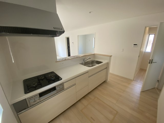 【いわき市内郷小島町第2】　新築戸建　2号棟　※必ずもらえる選べるキャンペーン実施中！のキッチン|同施工■□■キッチンの写真です■□■　システムキッチンは見た目スッキリなのに収納力たっぷりです♪さらに床下収納もありますので、物が多くなりがちなキッチンもスッキリとしていられそうです。