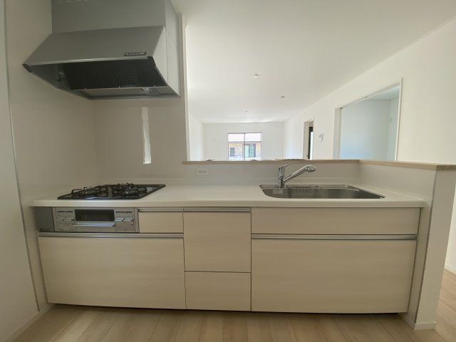 【いわき市内郷小島町第2】　新築戸建　2号棟　※必ずもらえる選べるキャンペーン実施中！のキッチン|同施工　■□■キッチンの写真です■□■　家族団らんの時間が増えそうなリビングですね。