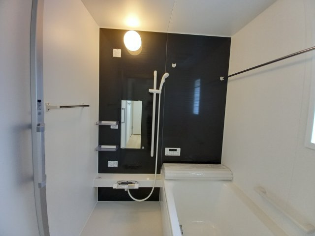 【いわき市小名浜南富岡　第1】　4号棟　※必ずもらえる選べるキャンペーン実施中！の浴室|同施工　■□■ユニットバスの写真です■□■　高断熱浴槽なので、温めたお湯の熱を逃がしにくくし、しっかり断熱してくれるので、入浴の時間帯がバラバラでも安心ですね♪