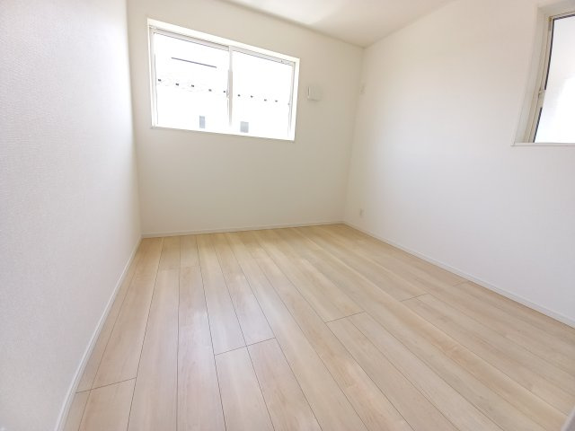 【いわき市小名浜南富岡　第1】　4号棟　※必ずもらえる選べるキャンペーン実施中！の洋室|同施工　■□■居室の写真です■□■　
木の温もりがナチュラルでくつろげる空間ですね。