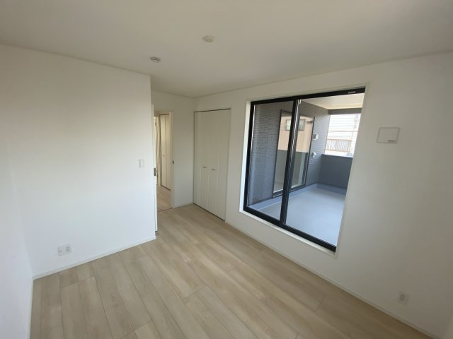 【いわき市小名浜南富岡　第1】　4号棟　※必ずもらえる選べるキャンペーン実施中！の洋室|同施工　■□■居室の写真です■□■　
木の温もりがナチュラルでくつろげる空間ですね。