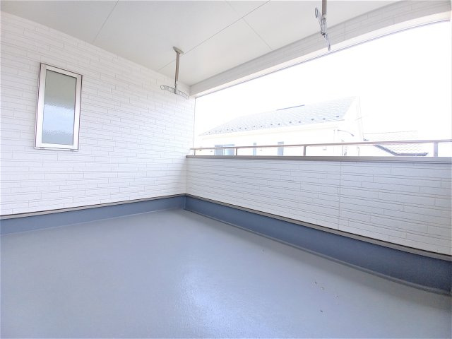 【いわき市小名浜南富岡　第1】　4号棟　※必ずもらえる選べるキャンペーン実施中！のバルコニー|同施工　■□■バルコニーの写真です■□■　お布団なども充分に干せる広さがございます。