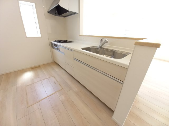 【いわき市小名浜南富岡　第1】　4号棟　※必ずもらえる選べるキャンペーン実施中！のキッチン|同施工■□■キッチンの写真です■□■　対面式キッチンは、リビングの様子を見ながらお料理出来るので、小さなお子様がいらっしゃる方は、安心してお料理出来ますね。