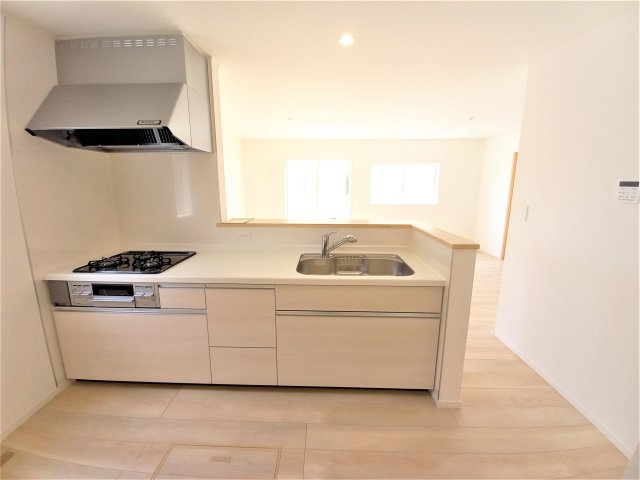 【いわき市小名浜南富岡　第1】　4号棟　※必ずもらえる選べるキャンペーン実施中！のキッチン|同施工■□■キッチンの写真です■□■　システムキッチンは見た目スッキリなのに収納力たっぷりです♪さらに床下収納もありますので、物が多くなりがちなキッチンもスッキリとしていられそうです。