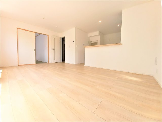 【いわき市小名浜南富岡　第1】　4号棟　※必ずもらえる選べるキャンペーン実施中！の居間・リビング|同施工　■□■リビングの写真です■□■　広いリビングで快適に、ゆったりと過ごせますね♪