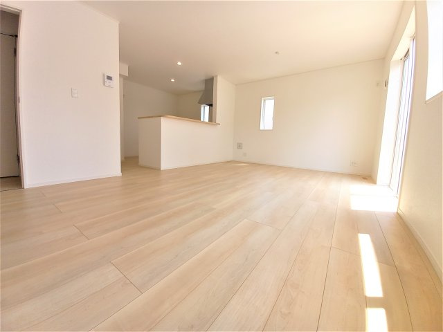 【いわき市小名浜南富岡　第1】　4号棟　※必ずもらえる選べるキャンペーン実施中！の居間・リビング|同施工　■□■リビングの写真です■□■　家族団らんの時間が増えそうなリビングですね。