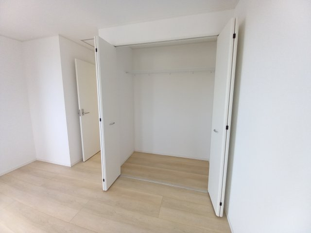 10/6価格変更　【いわき市平第20／2号棟】　新築戸建　の収納|同施工　◆収納スペースの写真です◆　十分な広さがあるので収納には困りませんね♪　お手持ちの衣類ケースなども置ける大空間で、寝室がスッキリ使えます。



