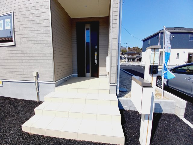 10/6価格変更　【いわき市平第20／2号棟】　新築戸建　の玄関|同施工　◆玄関の写真です◆
家族の帰りを待ち、訪れる方を優しく迎える。
そんな安らぎに満ちた生活空間にピッタリの玄関ですね♪（＾＾）

