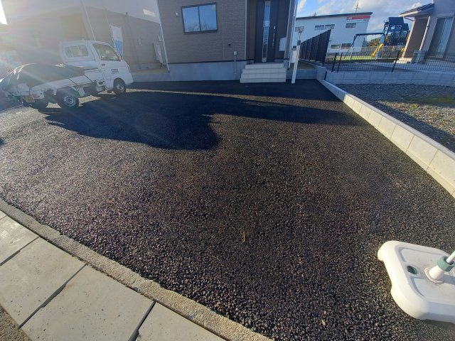 10/6価格変更　【いわき市平第20／2号棟】　新築戸建　の駐車場|同施工　◆カースペースの写真です◆
陽当りの良い駐車場は週末の洗車も快適です♪お車の他にも、自転車をとめられそうなスペースもございます。
