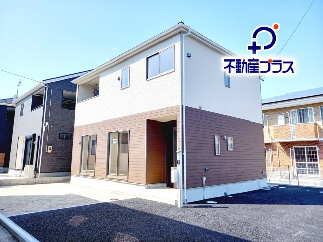 10/6価格変更　【いわき市平第20／2号棟】　新築戸建　の前面道路含む現地写真|外壁仕上げ材は窯業系サイディング。裏面に付着した汚れが、雨水によって流れ落ちやすい「防汚機能付きサイディング」を採用。外壁の美しさが長持ちします♪