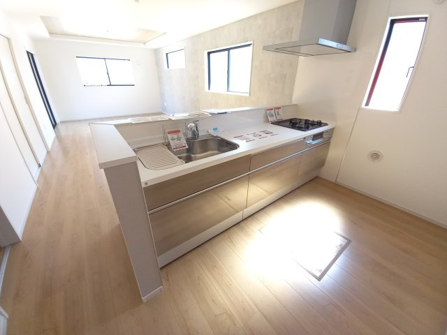 【いわき市平中山1期　2号棟】　ご成約特典として人気家電プレゼント中です！のキッチン|◆キッチンの写真です◆　使い勝手の良いシステムキッチン！
家族の笑顔を見ながらするお料理は対面キッチンの特権ですね！
お料理しやすいキッチンです♪