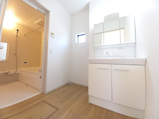 【いわき市平中山1期　2号棟】　ご成約特典として人気家電プレゼント中です！の独立洗面台|◆洗面所の写真です◆　洗面台は朝をすっきりさせてくれる空間としては大切な空間です。バタバタしている忙しい朝でも収納が多い洗面台では短い時間で効率良く支度ができます。

