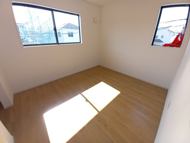 【いわき市平中山1期　2号棟】　ご成約特典として人気家電プレゼント中です！の洋室|◆居室の写真です◆　柔らかい陽光が差し込む明るいお部屋を演出いたします♪　寝室にも、子供部屋にも、趣味のお部屋にもお使いいただけます♪

