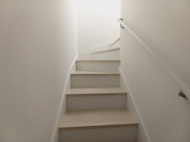 【いわき市平中山1期　2号棟】　ご成約特典として人気家電プレゼント中です！の内装|同施工◆階段の写真です◆　
階段は家族がほぼ毎日通る動線の為、安全上の配慮が必要です！
階段は手すり付きなので、小さなお子様からご年配の方まで安心ですね♪



