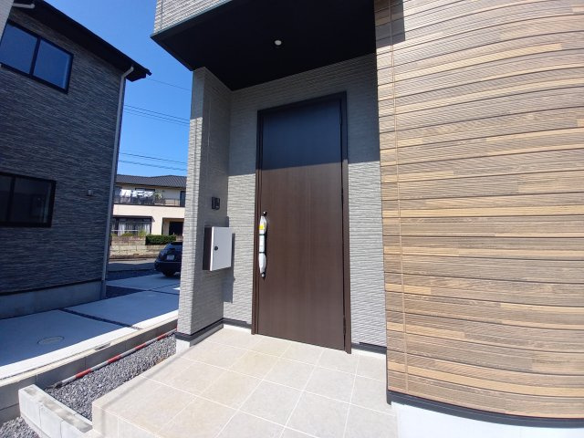 【いわき市平中山1期　2号棟】　ご成約特典として人気家電プレゼント中です！の玄関|◆玄関の写真です◆
お洒落な玄関は気分が良いですね♪広々とした玄関になっております。　ご両親やお友達が来ても、靴の置き場に困ることはありません。収納力たっぷりで、整理整頓も楽ちんですね。

